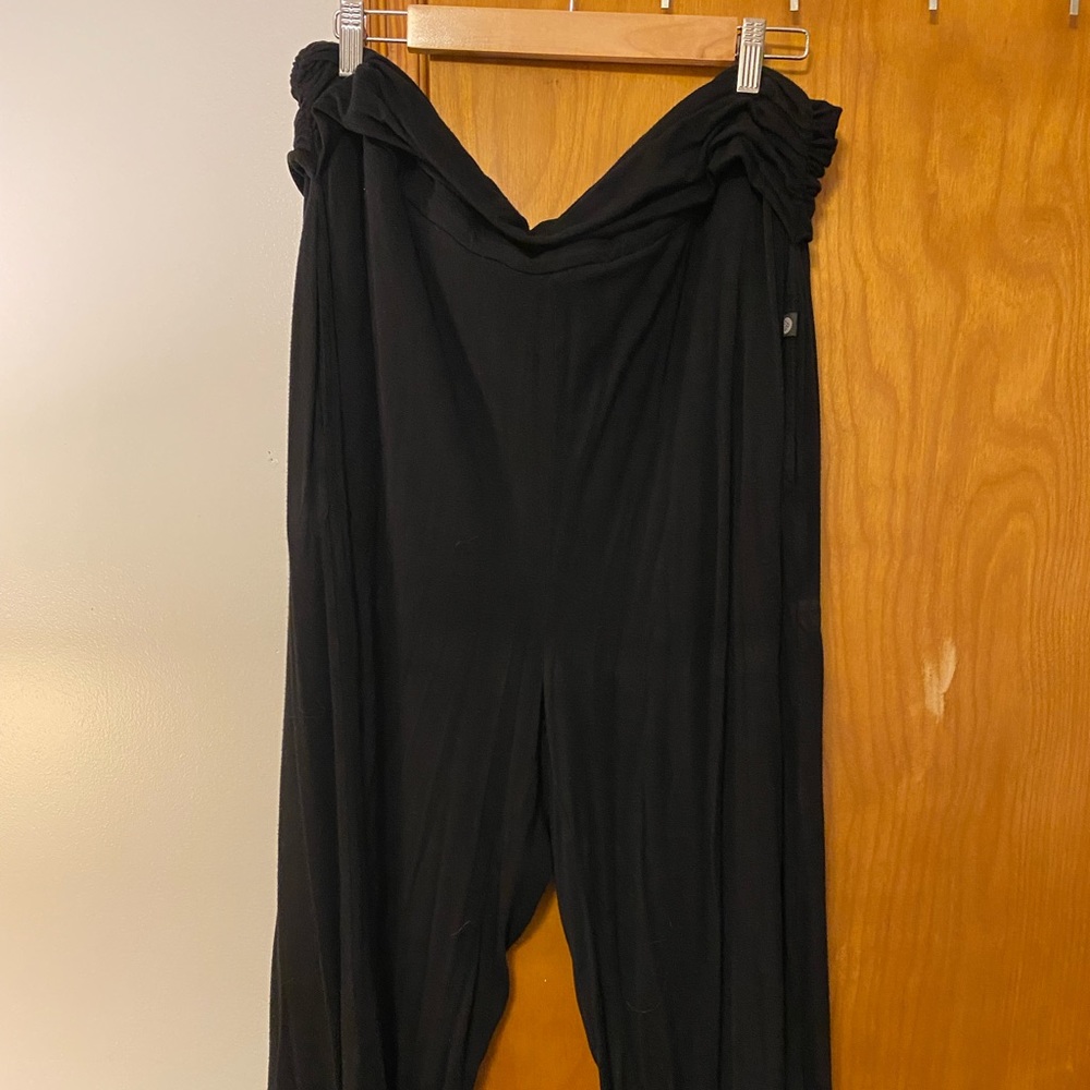 Livi active black gaucho cropped pants 22/24